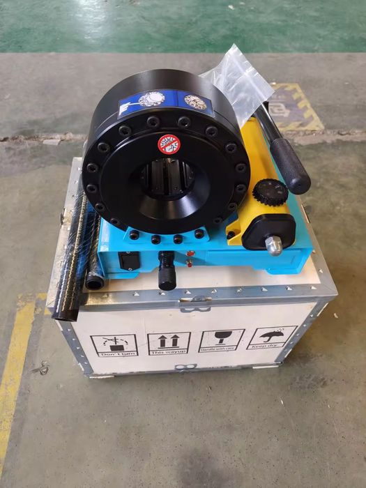 Máquina de cravar tubos manual