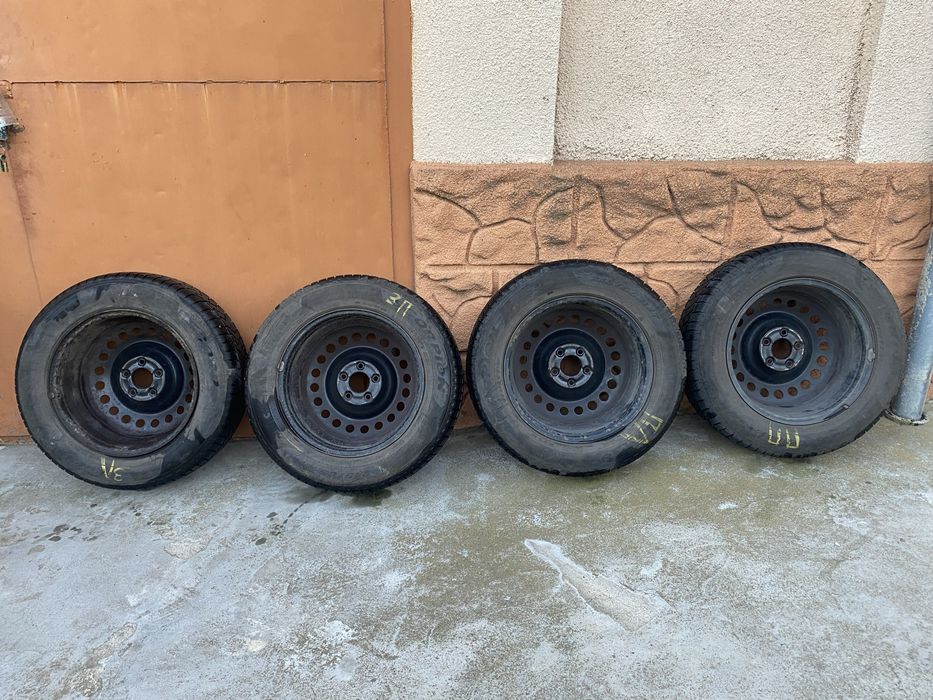 Зимові шини Pirelli Scorpion з дисками 215/65 R17.
