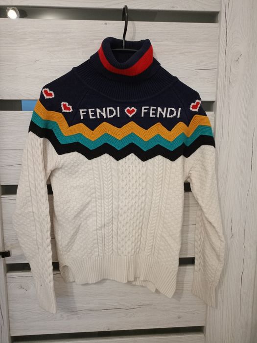 Efektowny golf Fendi