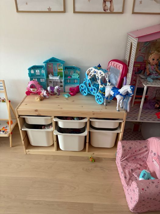 Trofast z pojemnikami