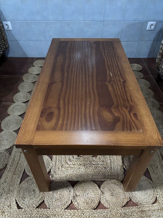 Mesa de sala em madeira