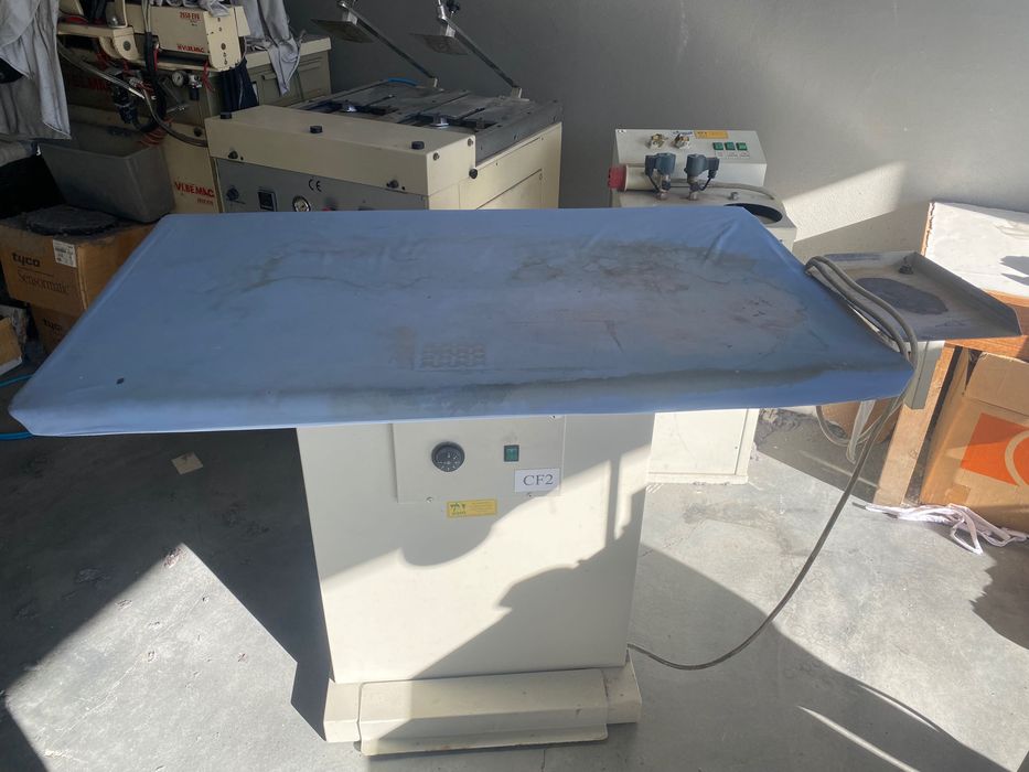 Mesa de passar a ferro com aspiração e caldeira