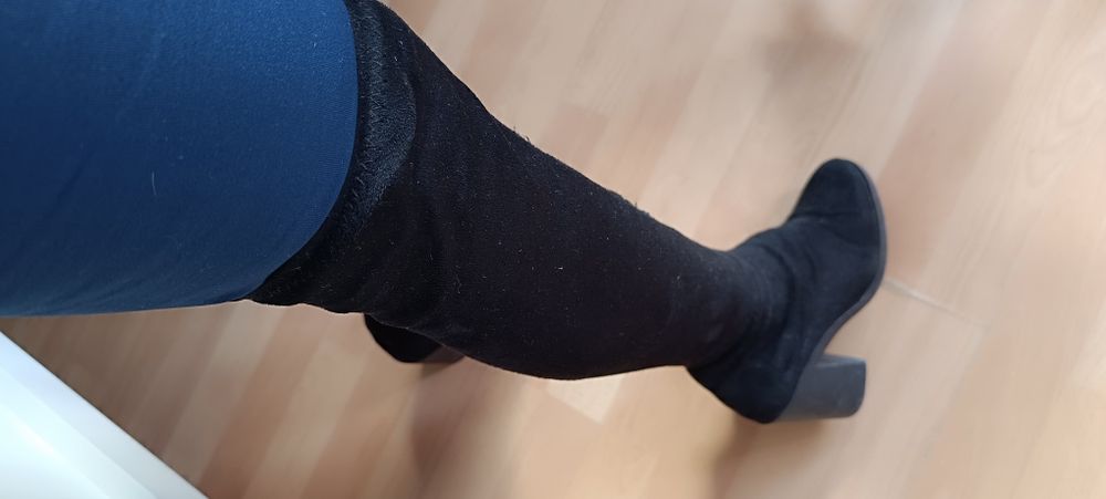 Botas pretas de camurça com fecho de lado. Tamanho 35. Acima do joelho