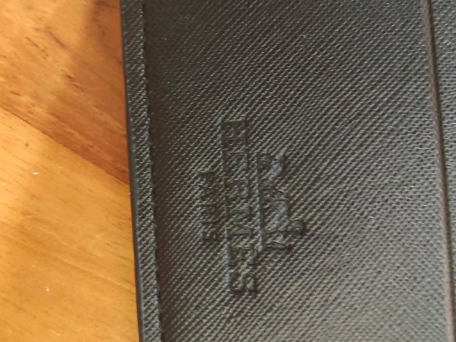 Czarny, elegancki portfel marki Hermès