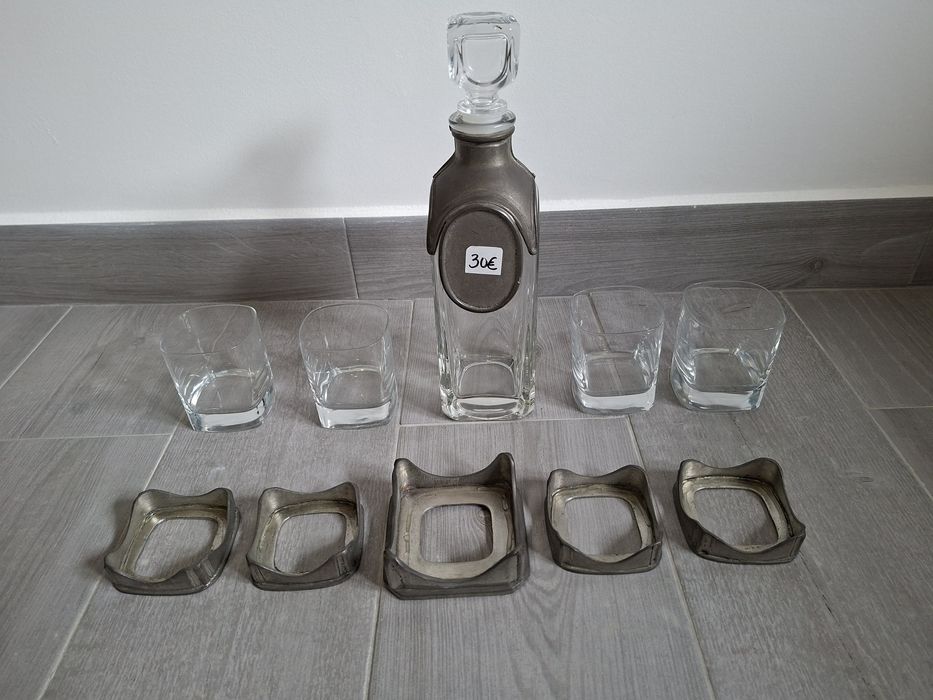 Copos e garrafa de decoração