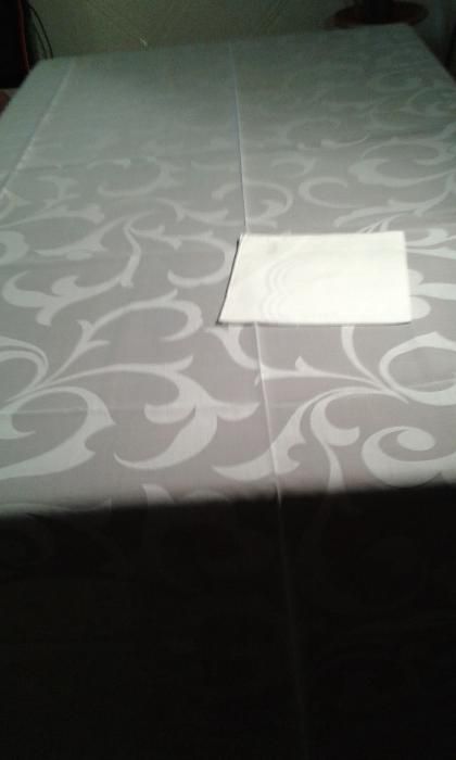 Toalha de jantar em cambraia mais 12 guardanapos