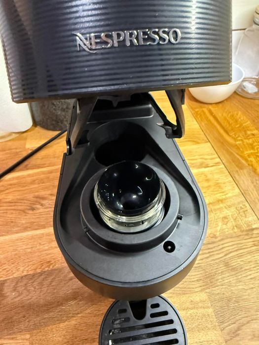 Ekspres kapsułkowy NESPRESSO Vertuo Pop Czarny