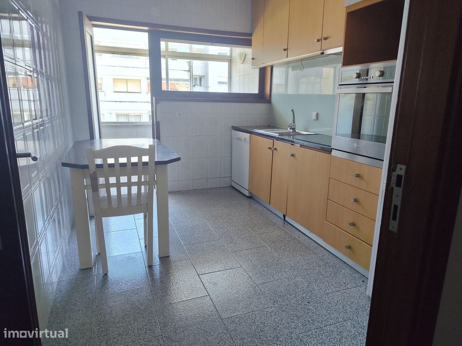 T2 Junto Avenida da Republica V.N.Gaia (Box Fechada)-SD/04600/MH — Mafamude E Vilar Do Paraíso, Porto