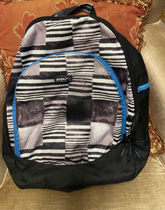 Mochila 100% poliester, marca Deeply