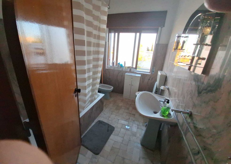 Olhão: Quarto em moradia, com TV e ampla varanda