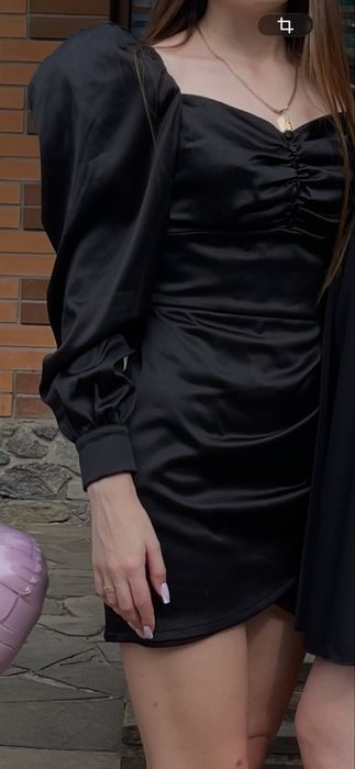 Чорна атласна сукня, міні