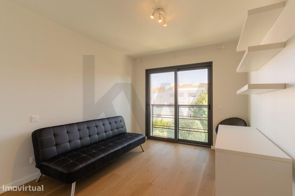 T2 com suite, varanda e 2 lugares de garagem — Condomínio com piscina,