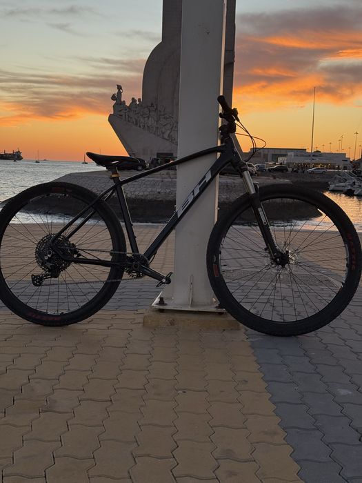 Bicicleta montanha marca BH