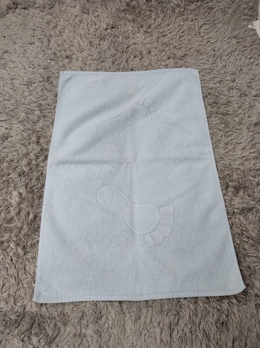 ręczniki (  duży kąpielowy+ mata niebieska frotowa)