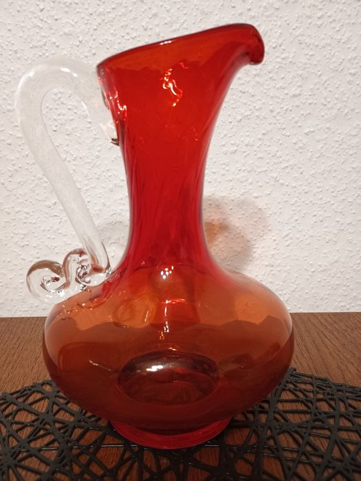 Dzbanek PRL szkło czerwono koralowe.