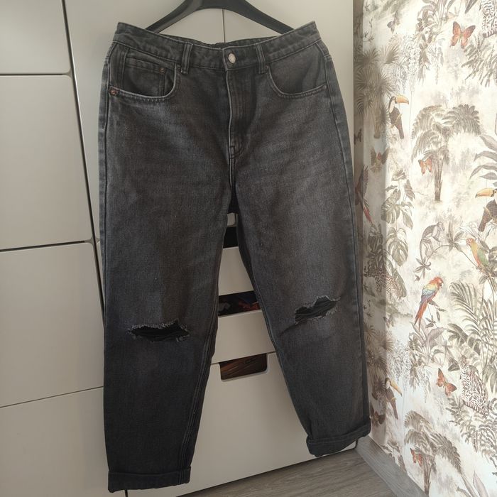 Spodnie jeansy mom fit Sinsay L 40 z dziurami czarno szare.

#momfitsinsa