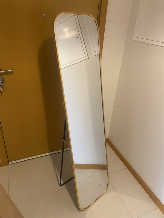 Espelho com moldura dourada - JOM VANCOUVER