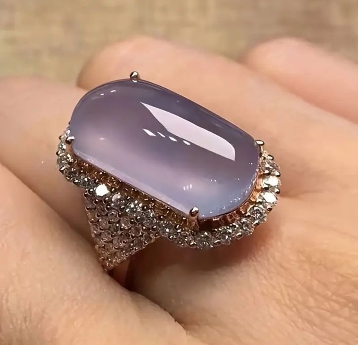 Pierścionek z wielkim kamieniem