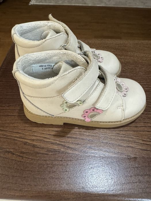 Взуття для дівчинки