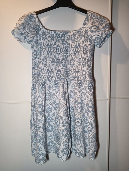 Śliczna dziewczęca sukienka