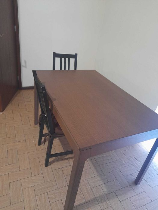 Mesa extensiva em excelente estado