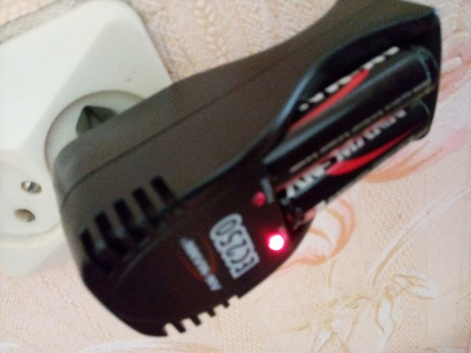 Зарядний блок на 4 батарейки 2700 mAh. Новий в упаковці!