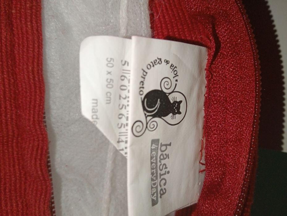 Almofadas vermelho escuro Gato Preto