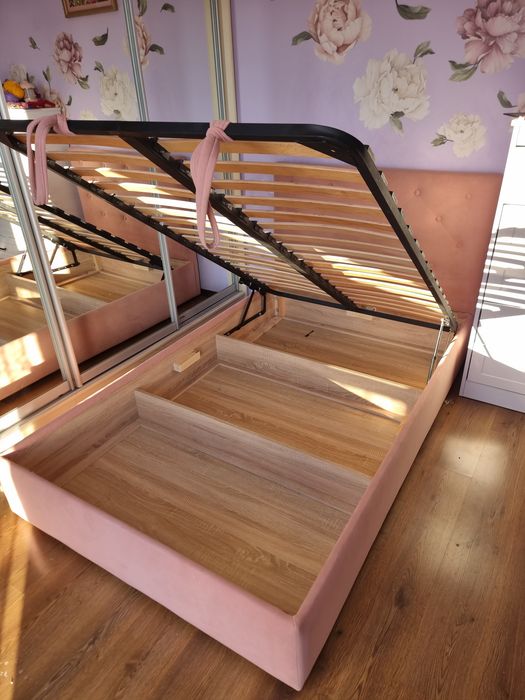 Ліжко 120/200 -спальне місце. В гарному стані. Матеріал велюр.