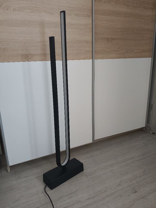 Lampa podłogowa LED czarna