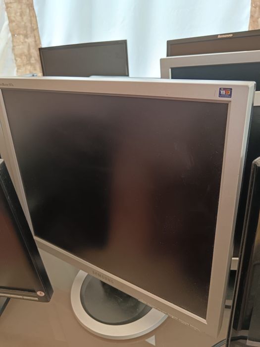 Monitores em bom estado