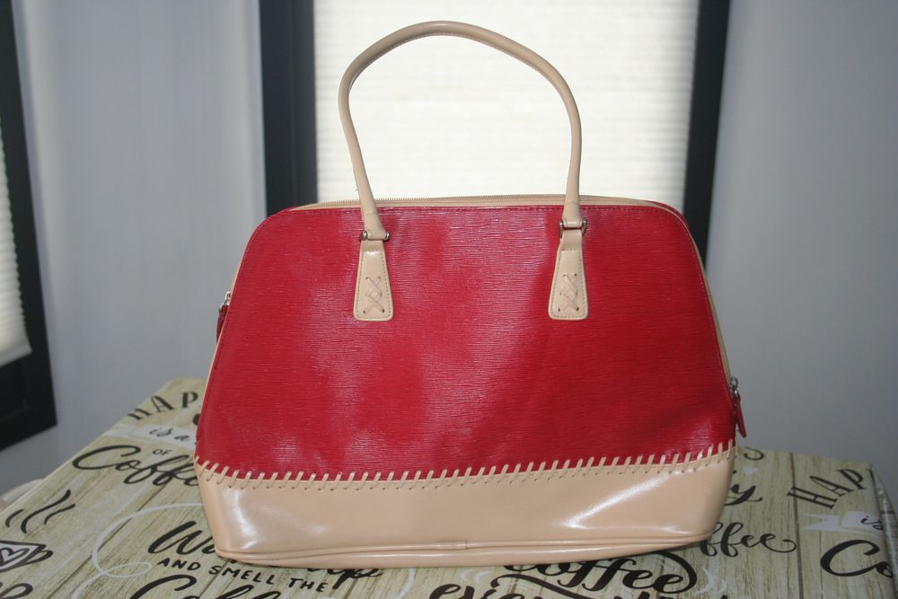 Bolsa vermelha e creme