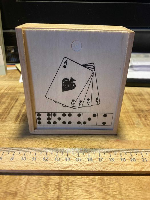 Подарок Набор карты игральные 2 шт + 5 кубиков в пенале Дерево Зарики