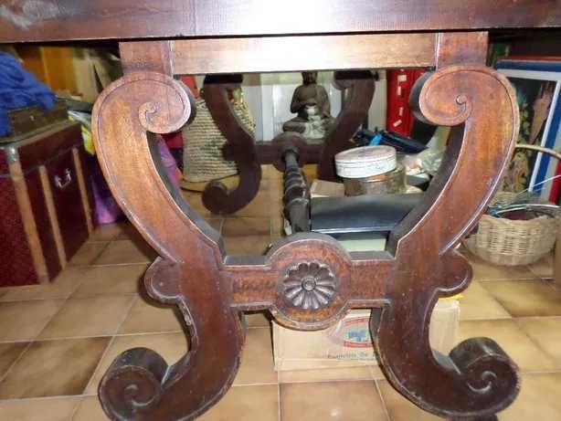 Mesa de sala antiga em madeira