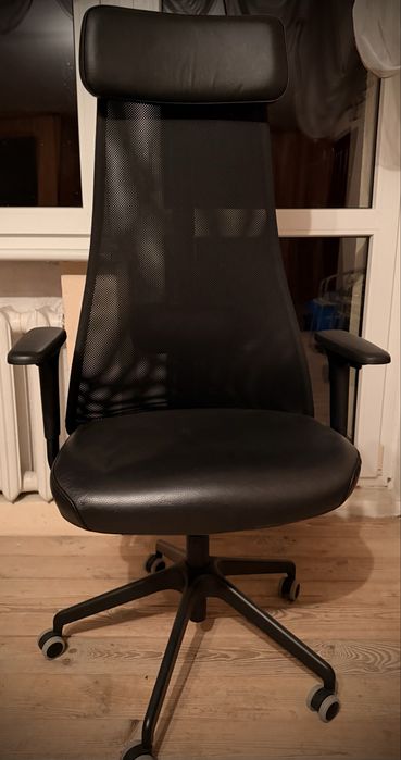 Czarne krzeslo biurowe IKEA