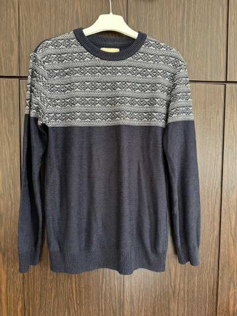 Sweter męski S Bershka granatow-obiały we wzór z przodu