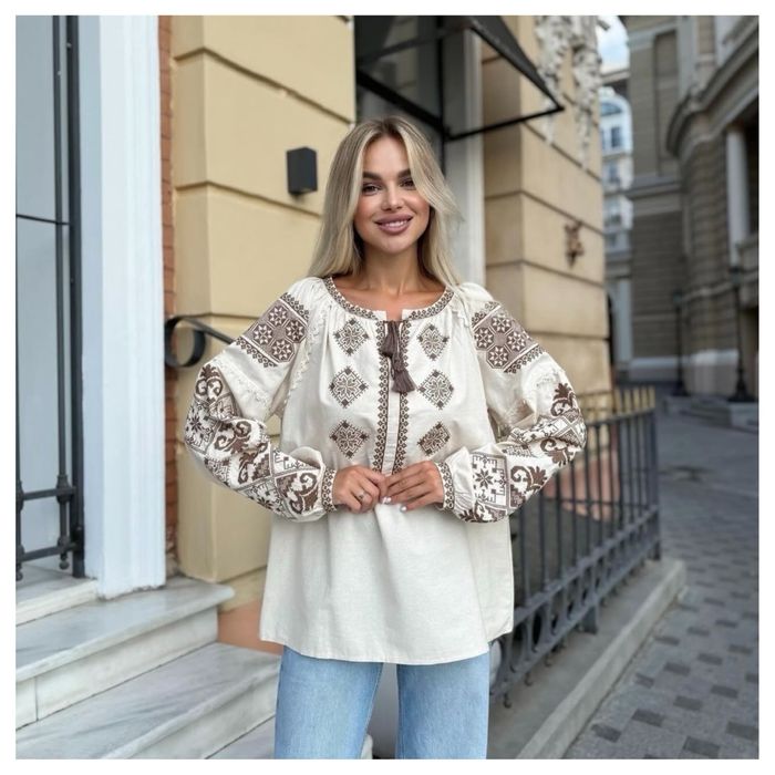 Жіноча вишиванка, сорочка вишита хрестиком.