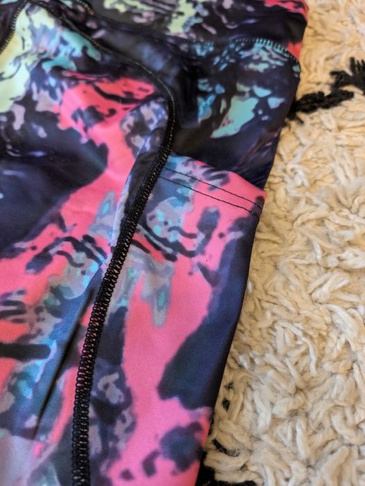 Kolorowe leginsy sportowe