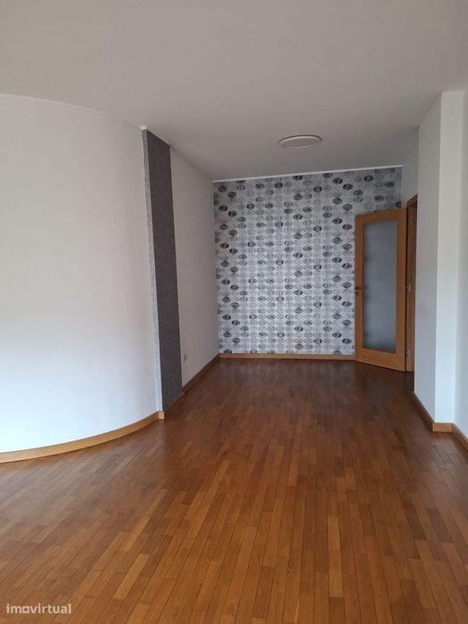 Apartamento para Arrendamento em Excelente Estado