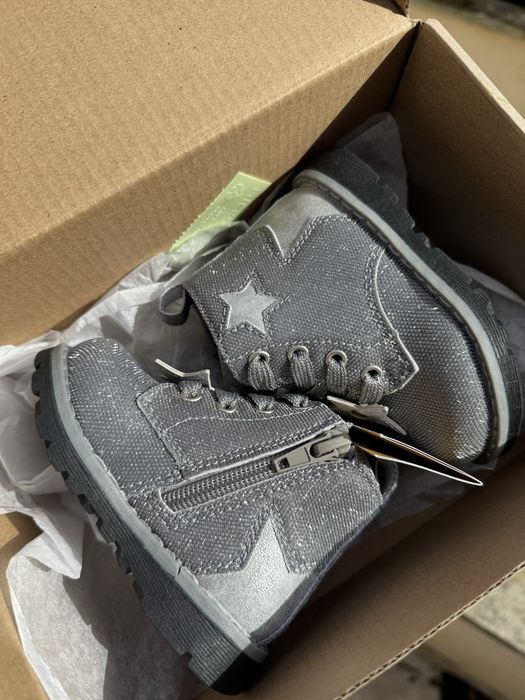 Botas novas em prata