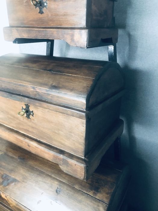 baús de madeira antigos de estilo rústico,