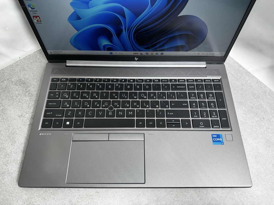 Ноутбук HP ZBook Firefly 15 G8 / i7-1165G7 / 16GB RAM / SSD 512GB / 15.6" FHD IPS / Windows 11 Pro