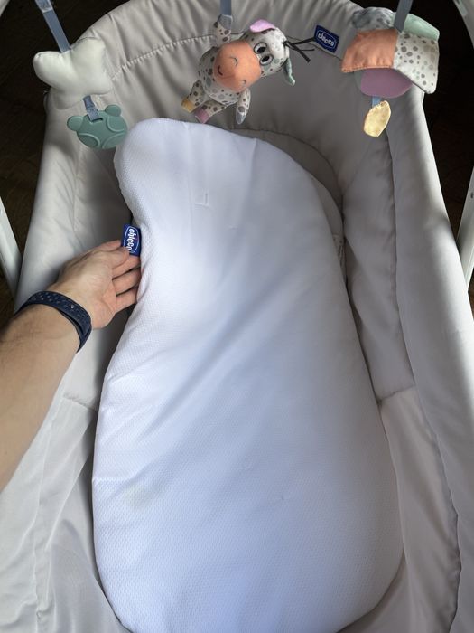 Chicco baby hug 4 em 1 com colchão extra, roupa de cama e kit de comer