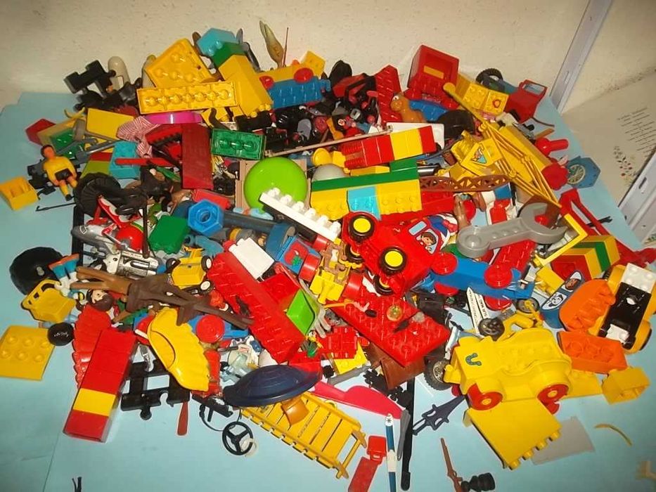 Centenas de bonecos e peças diversas, LEGO, brindes, e muito mais.