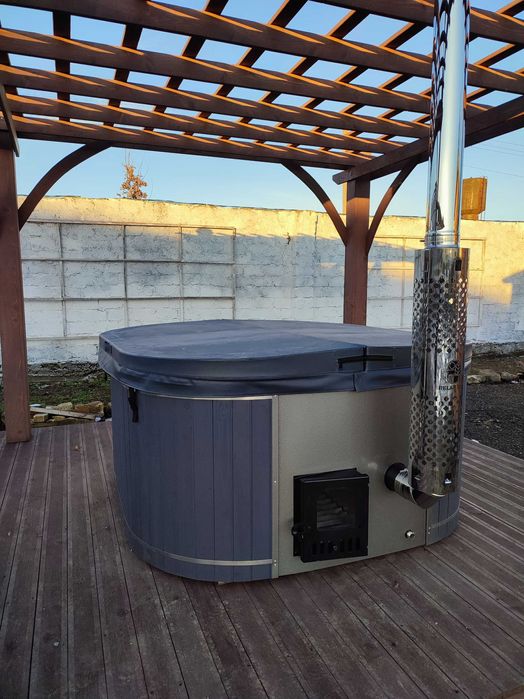 Чан для вулиці з гарячою водою. Спа вдома. Гідромасажна ванна.