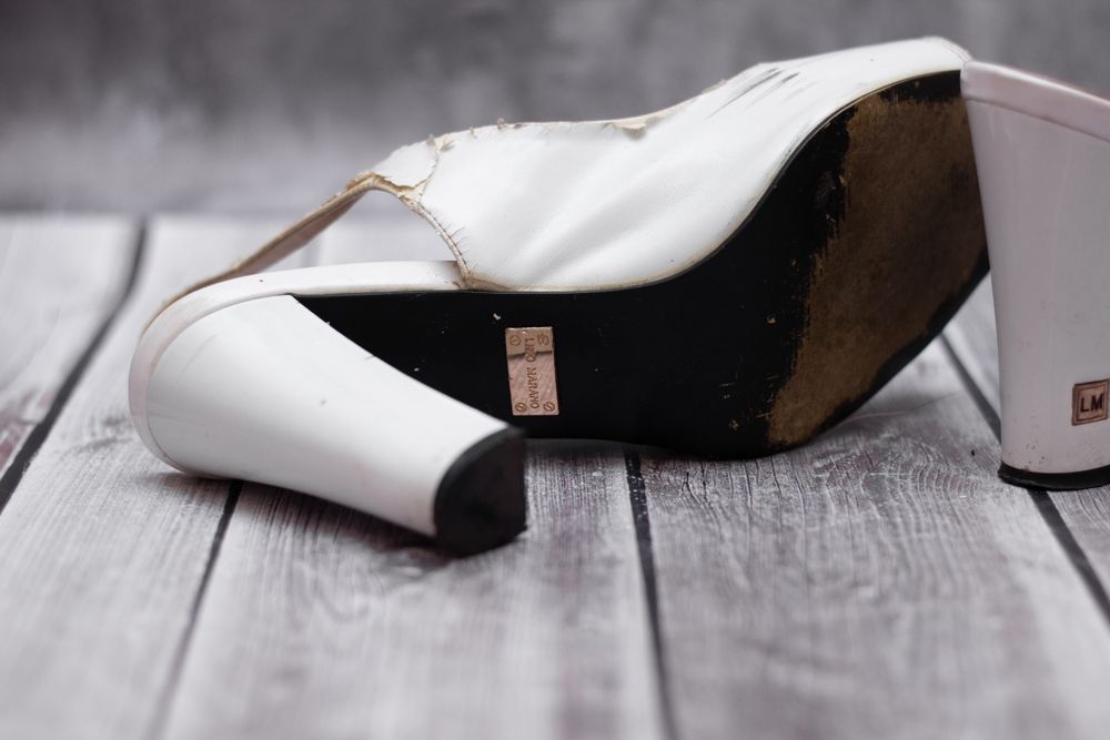 Босоніжки білі під реставрацію