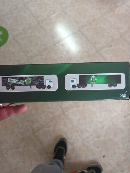 Camiões dos clubes de futebol do Benfica do Sporting e do porto 1/72