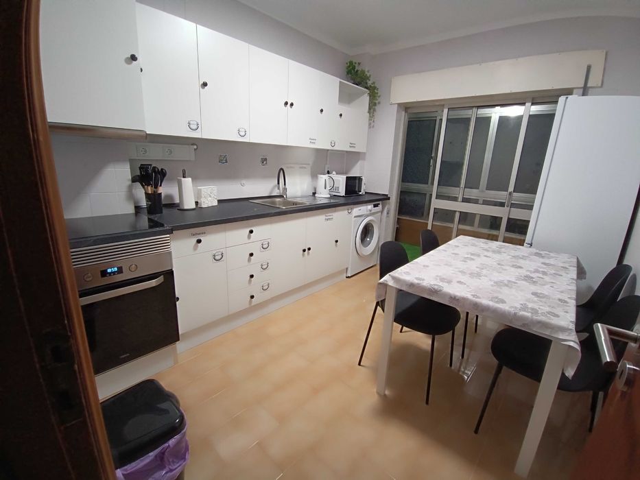 Quarto Suíte de Casal Totalmente mobilado e com Marquise em Alhos Vedros - Moita - a 6 minutos da estação de comboios
