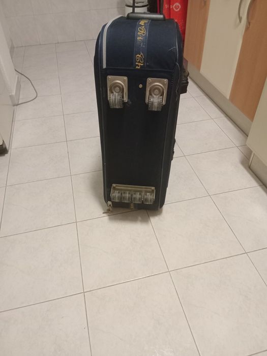 Vendo trailer  mala viagem  cor azul escuro em perfeito estado