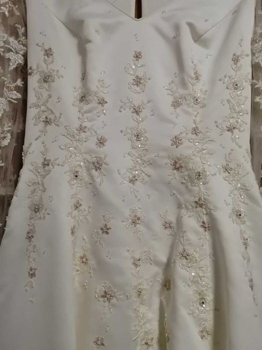 Suknia ślubna ecru.