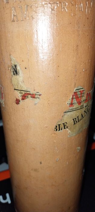 Garrafa antiga de gin em barro